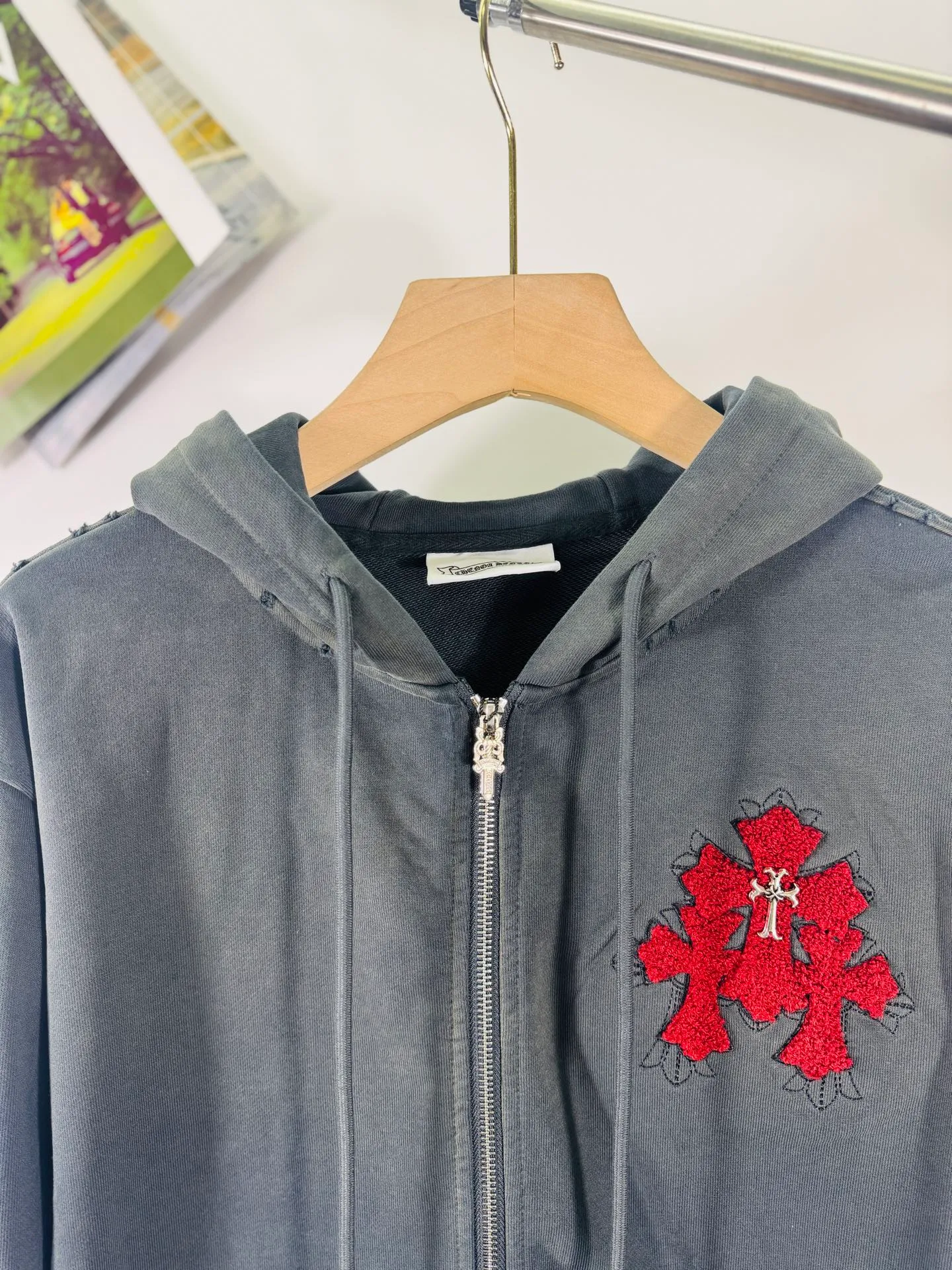 P380 top version, real shot without P, ​​different from market currency) 𝗖𝗵𝗿𝗼𝗺𝗲 𝗛𝗲𝗮𝗿𝘁𝘀/Cro Heart 2025 washed and burned flower patch embroidered autumn and winter new original single counter American patchwork 3D three-dimensional couple casual hooded cardigan sweatshirt 👑The highest version! Customized fabric 550g tripe terry fabric! American acid-washed and distressed original fabric, laser burning + leather embroidery, exquisite embroidery of letters! The best-selling model in the counter, very comfortable to wear. Accessories: original molded and authenticated collar label➕100% silk wash label. Genuine purchase-grade original hangtag➕matching hanging rope➕3D hanging beads➕original packaging bag. Craftsmanship: The original version has consistent wiring! The highest version of the armhole matching technique! Color: Gray Size: S M L XL Style No.: 6107